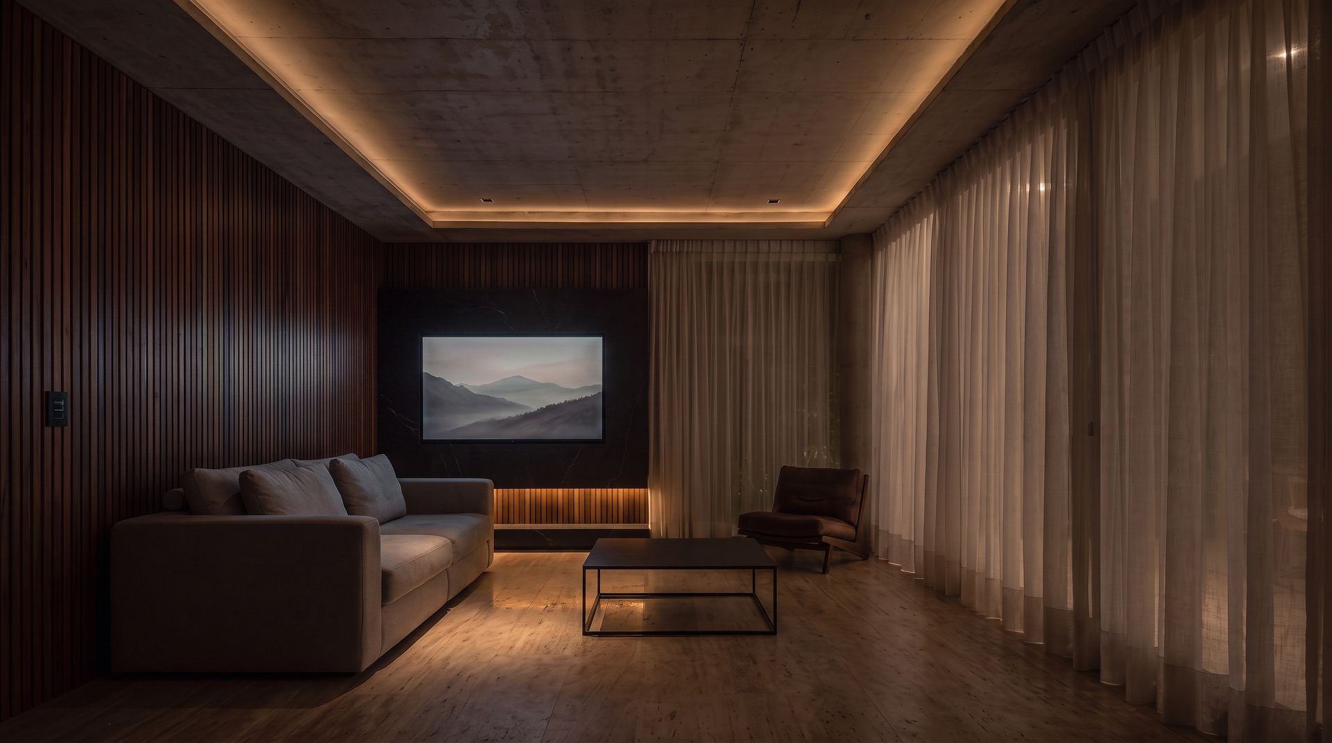 El mismo living en modo cine: cortinas cerradas, luces bajas y el televisor encendido
