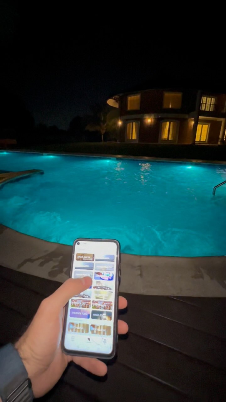Piscina con iluminación automatizada