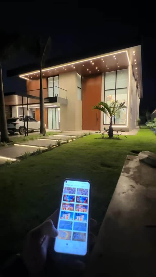 Fachada residencial con iluminación perimetral LED de noche