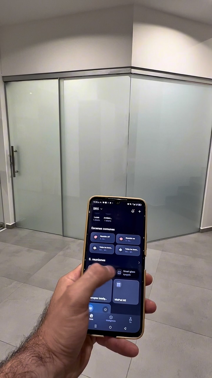Oficina con vidrio inteligente y panel de control de pared instalados por Domoticenter