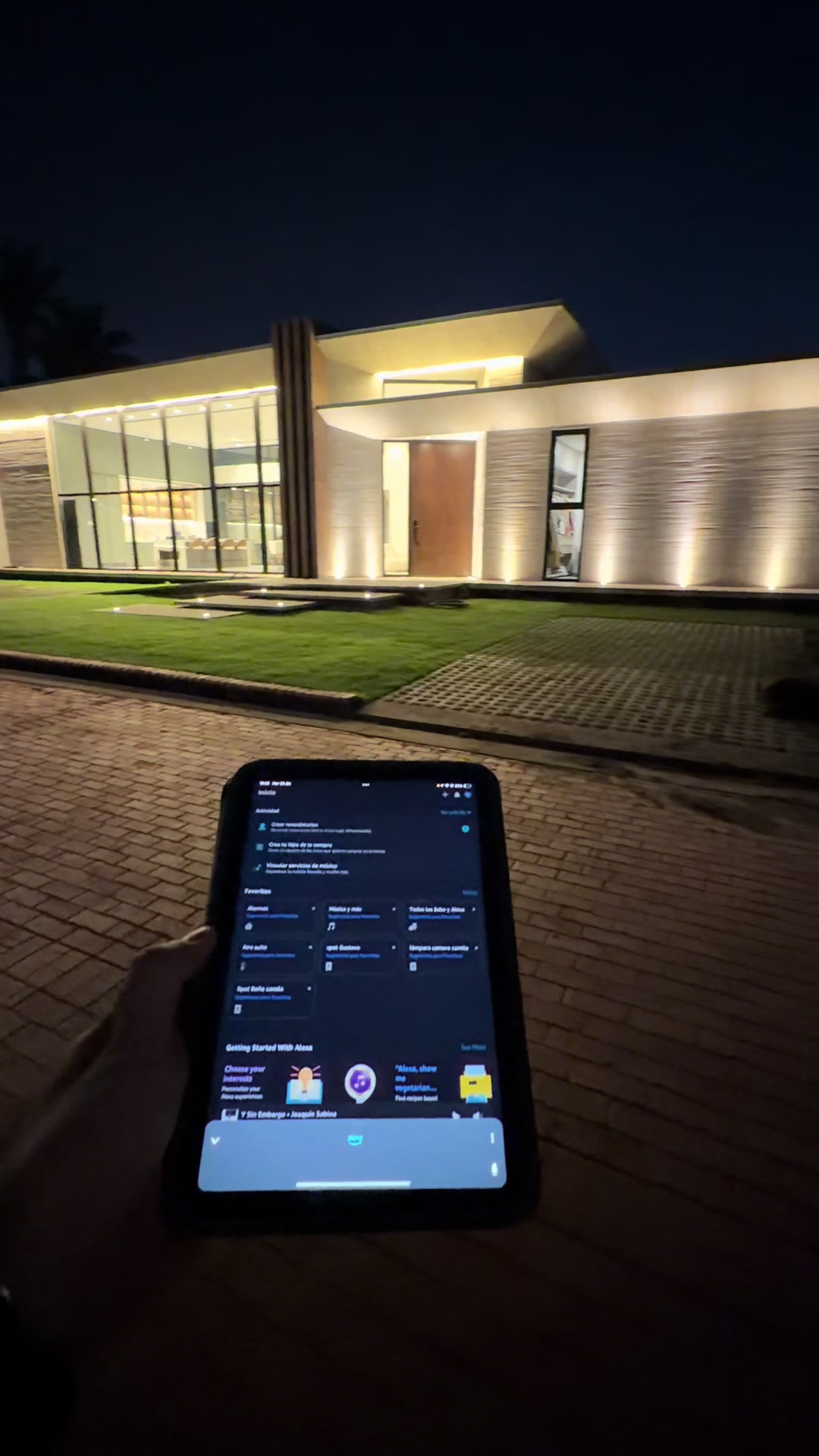Casa inteligente automatizada de noche en Santa Cruz